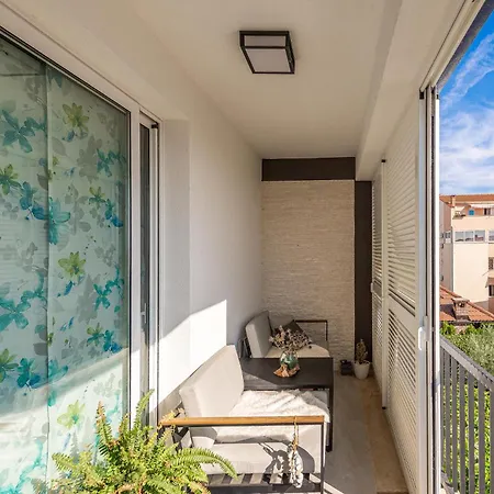 Apartment 3 Bedroom In *